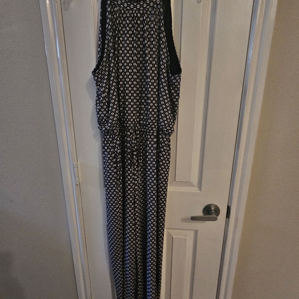 Elegant Black and White Sleeveless Jumpsuit